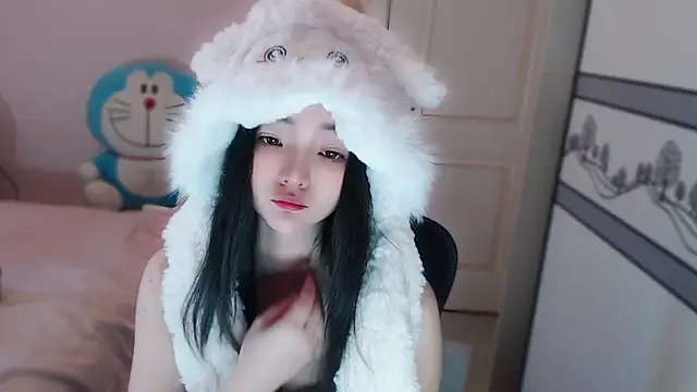 xiao-xiao-D online show from November 18, 2025, 4:49 am