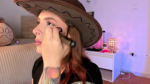 Snapshot of Alissonroses chatting on October 28, 2025, 8:19 pm Alissonroses online show from October 28, 2025, 8:19 pm