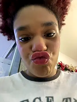 Snapshot of loladupont chatting on December 22, 2025, 3:06 am loladupont online show from December 22, 2025, 3:06 am