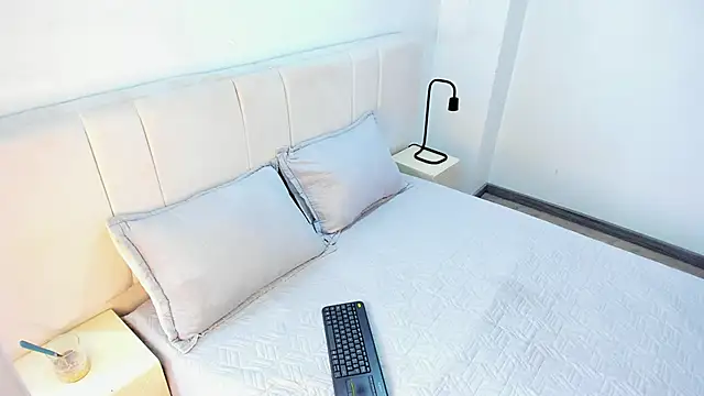 AbrilSonne online show from February 16, 2025, 3:27 pm