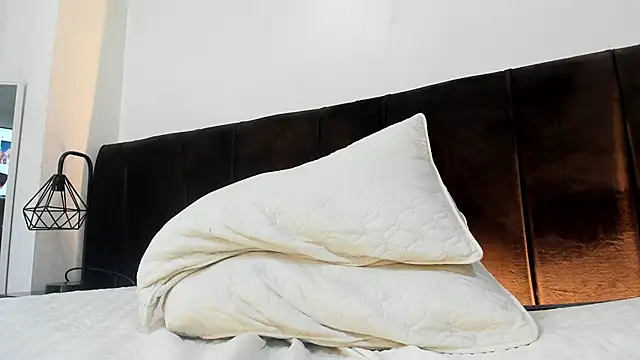 AbrilSonne online show from March 19, 2025, 4:57 am