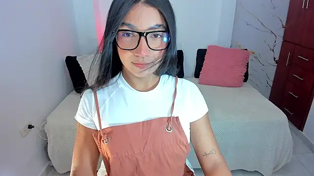 martina roldam online show from June 3, 2026, 2:12 am