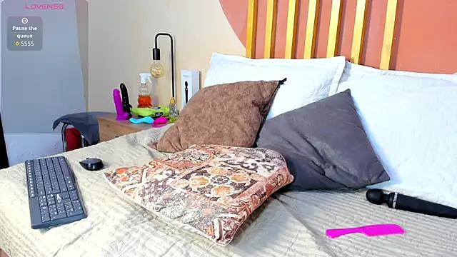 Snapshot of Nicole_Angels_ chatting on October 17, 2025, 7:59 pm Nicole Angels online show from October 17, 2025, 7:59 pm