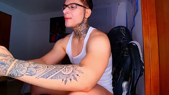 DennisWalkerr online show from October 6, 2025, 12:34 am