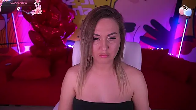 Snapshot of LovelyMollyy chatting on March 6, 2025, 9:53 pm LovelyMollyy online show from March 6, 2025, 9:53 pm