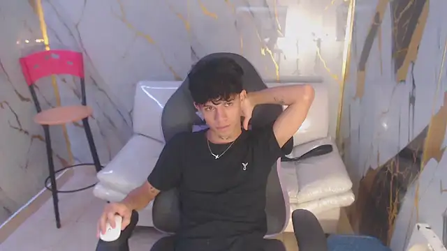 Snapshot of andy_dan18 chatting on October 16, 2025, 4:37 pm andy dan18 online show from October 16, 2025, 4:37 pm