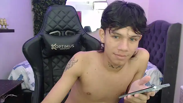 Snapshot of andy_dan18 chatting on March 11, 2025, 1:45 pm andy dan18 online show from March 11, 2025, 1:45 pm