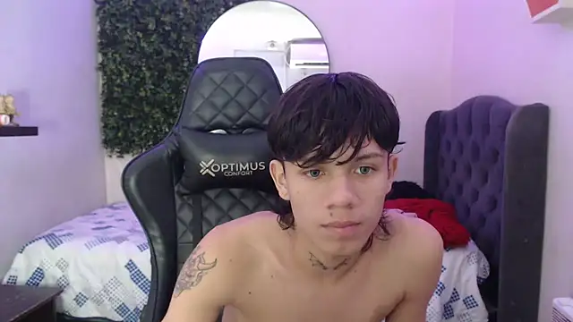 Snapshot of andy_dan18 chatting on March 12, 2025, 12:57 pm andy dan18 online show from March 12, 2025, 12:57 pm