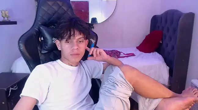 Snapshot of andy_dan18 chatting on February 26, 2025, 8:25 pm andy dan18 online show from February 26, 2025, 8:25 pm