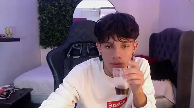 Snapshot of andy_dan18 chatting on February 24, 2025, 8:47 pm andy dan18 online show from February 24, 2025, 8:47 pm