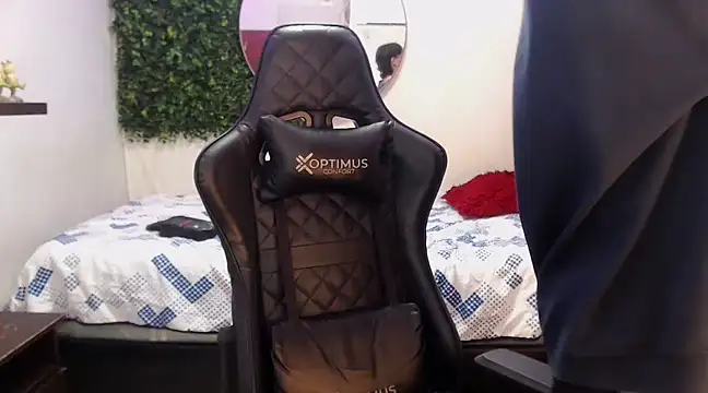 Snapshot of andy_dan18 chatting on March 7, 2025, 1:51 pm andy dan18 online show from March 7, 2025, 1:51 pm