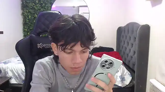 Snapshot of andy_dan18 chatting on March 10, 2025, 1:32 pm andy dan18 online show from March 10, 2025, 1:32 pm