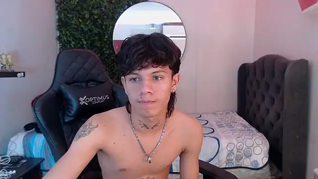 Snapshot of andy_dan18 chatting on March 19, 2025, 1:51 pm andy dan18 online show from March 19, 2025, 1:51 pm