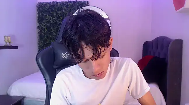 Snapshot of andy_dan18 chatting on February 26, 2025, 1:11 pm andy dan18 online show from February 26, 2025, 1:11 pm