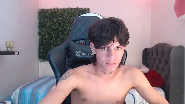 Snapshot of andy_dan18 chatting on March 18, 2025, 4:39 pm andy dan18 online show from March 18, 2025, 4:39 pm