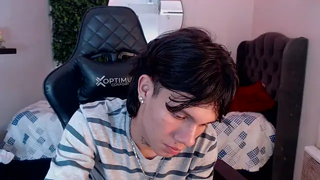 Snapshot of andy_dan18 chatting on March 15, 2025, 1:51 pm andy dan18 online show from March 15, 2025, 1:51 pm