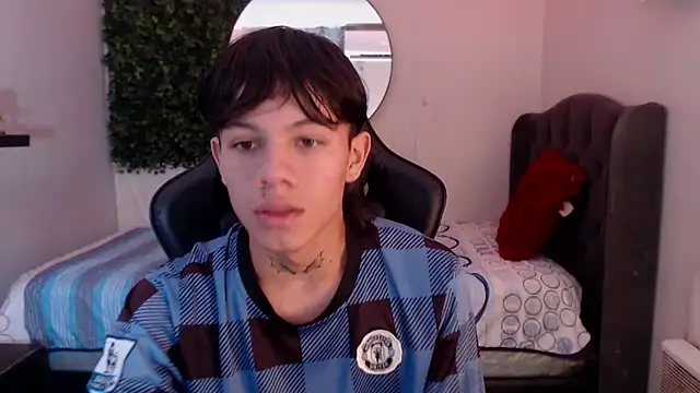 Snapshot of andy_dan18 chatting on March 17, 2025, 1:08 pm andy dan18 online show from March 17, 2025, 1:08 pm