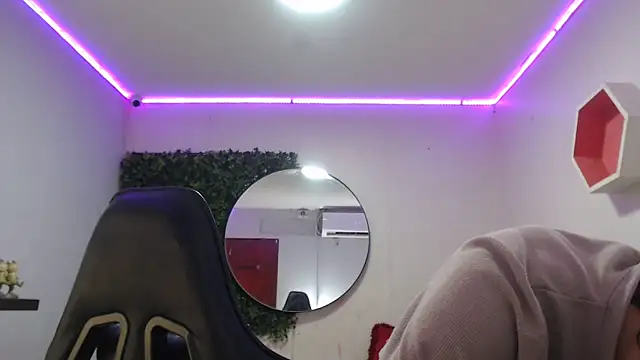 Snapshot of andy_dan18 chatting on March 14, 2025, 2:30 pm andy dan18 online show from March 14, 2025, 2:30 pm