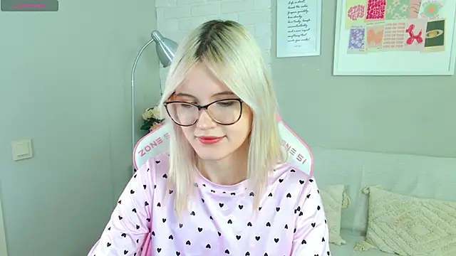 NellieLoyns online show from November 16, 2025, 5:17 pm