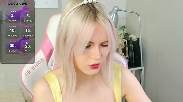 NellieLoyns online show from October 25, 2025, 5:24 pm