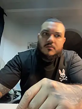 Snapshot of El_Titan1998 chatting on October 24, 2025, 11:37 pm El Titan1998 online show from October 24, 2025, 11:37 pm