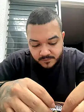 Snapshot of El_Titan1998 chatting on December 2, 2025, 12:18 pm El Titan1998 online show from December 2, 2025, 12:18 pm