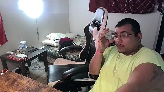 Snapshot of cloudy_couple444 chatting on December 28, 2024, 6:06 am cloudy couple444 online show from December 28, 2024, 6:06 am