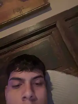 leandrollst 3 online show from February 8, 2026, 8:28 pm