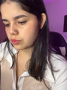 Snapshot of pretty_angela1 chatting on October 7, 2025, 12:00 am pretty angela1 online show from October 7, 2025, 12:00 am