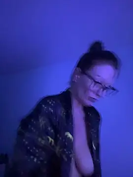 Snapshot of AlessasRoom chatting on May 19, 2026, 3:46 am AlessasRoom online show from May 19, 2026, 3:46 am
