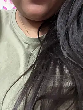 queen pari online show from December 15, 2025, 7:20 pm