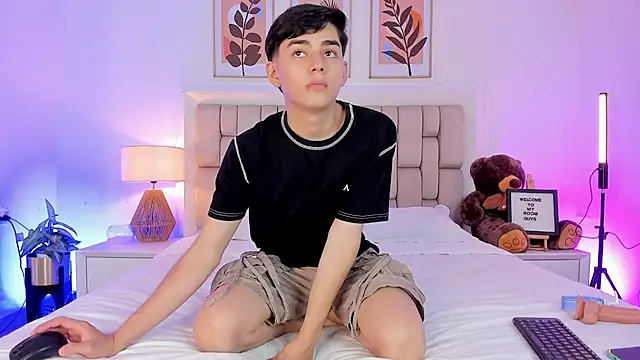 Snapshot of Maxi_little chatting on September 26, 2025, 9:43 pm Maxi little online show from September 26, 2025, 9:43 pm