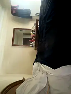 cinnabunzbunz86 online show from November 18, 2025, 7:28 pm