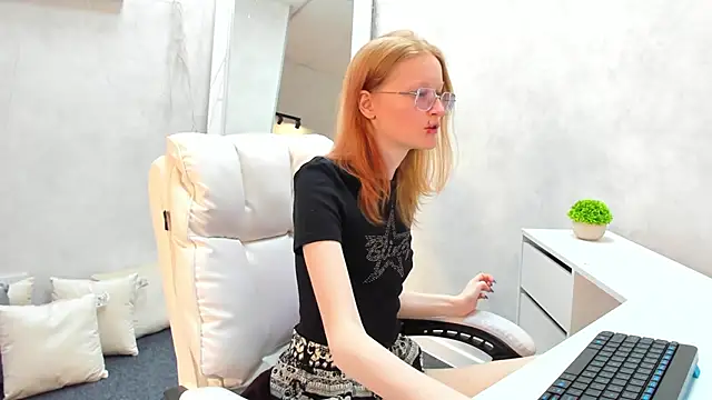 ElizabethHarpper online show from March 5, 2025, 8:54 am