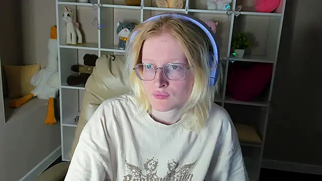 ElizabethHarpper online show from December 15, 2025, 1:00 am