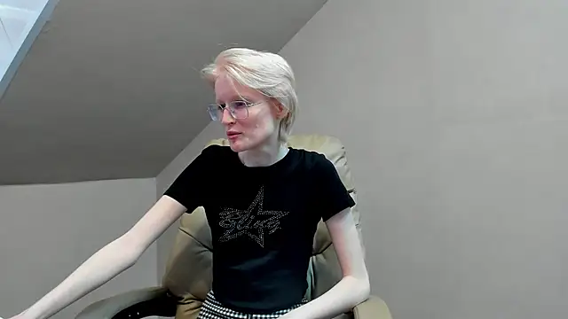 ElizabethHarpper online show from March 21, 2025, 10:50 am