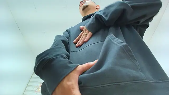 DAVID VICTORIAA online show from February 14, 2026, 1:11 pm