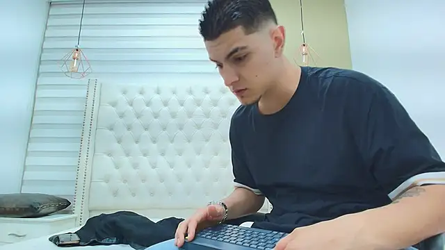 Snapshot of DAVID_VICTORIAA chatting on December 18, 2025, 12:53 pm DAVID VICTORIAA online show from December 18, 2025, 12:53 pm