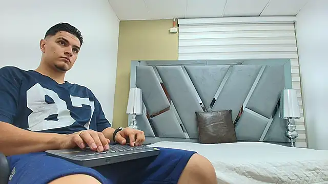 Snapshot of DAVID_VICTORIAA chatting on May 9, 2026, 1:03 pm DAVID VICTORIAA online show from May 9, 2026, 1:03 pm