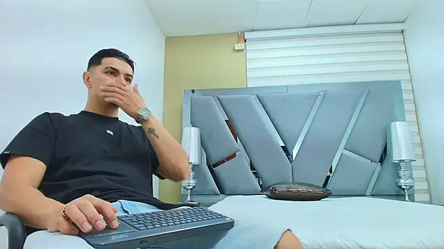 Snapshot of DAVID_VICTORIAA chatting on April 21, 2026, 12:56 pm DAVID VICTORIAA online show from April 21, 2026, 12:56 pm