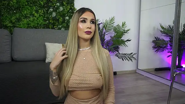 Snapshot of amiraroshen chatting on April 3, 2026, 6:25 pm amiraroshen online show from April 3, 2026, 6:25 pm
