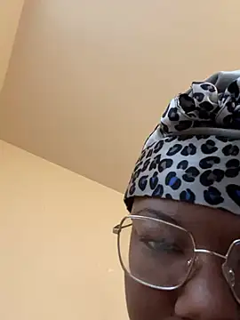 Snapshot of DamnBubbles chatting on February 6, 2025, 4:58 pm DamnBubbles online show from February 6, 2025, 4:58 pm