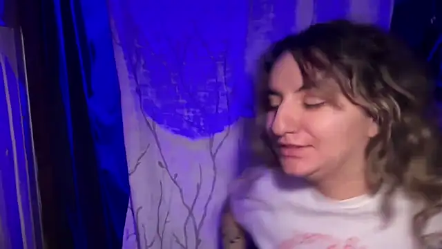 mamifresita online show from December 4, 2025, 2:21 am