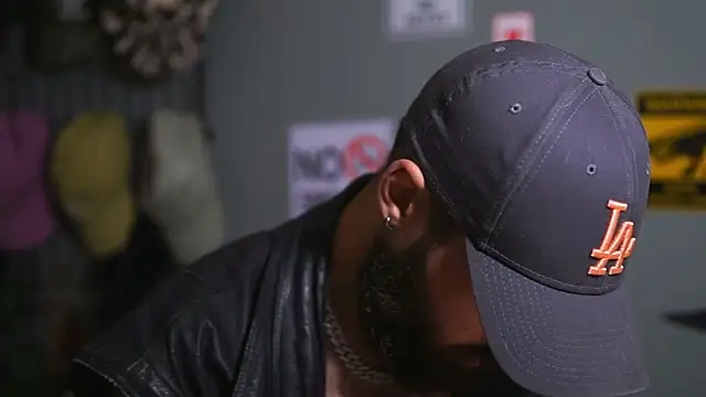 Snapshot of HairyRobxxx chatting on November 19, 2025, 4:29 pm HairyRobxxx online show from November 19, 2025, 4:29 pm