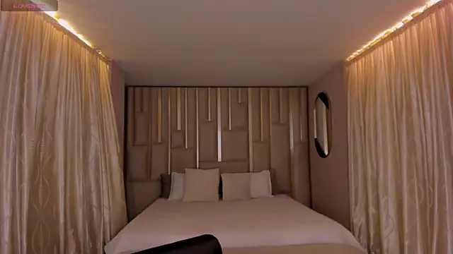 Snapshot of NiaSalvatore chatting on December 14, 2025, 5:51 pm NiaSalvatore online show from December 14, 2025, 5:51 pm