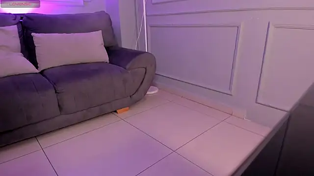 Snapshot of NiaSalvatore chatting on March 22, 2025, 10:48 pm NiaSalvatore online show from March 22, 2025, 10:48 pm