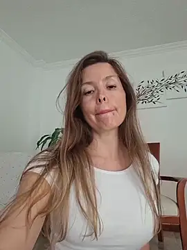 Snapshot of karina_warthon chatting on June 4, 2026, 5:39 pm karina warthon online show from June 4, 2026, 5:39 pm