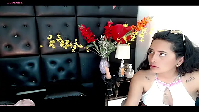 Snapshot of Carolaine01 chatting on February 20, 2025, 1:25 am Carolaine01 online show from February 20, 2025, 1:25 am