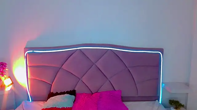 Snapshot of Carolaine01 chatting on October 5, 2025, 8:10 pm Carolaine01 online show from October 5, 2025, 8:10 pm