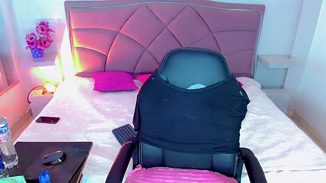 Snapshot of Carolaine01 chatting on October 13, 2025, 5:47 pm Carolaine01 online show from October 13, 2025, 5:47 pm